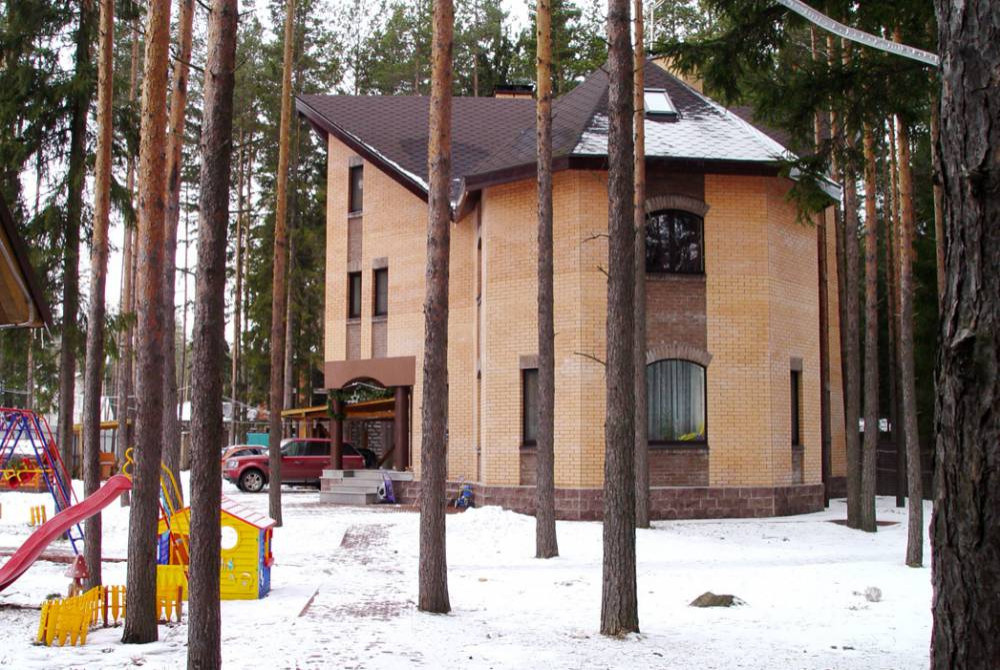 Каменный жилой дом в поселке Мельничный ручей