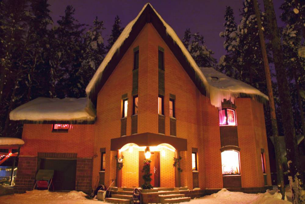 Каменный жилой дом в поселке Мельничный ручей