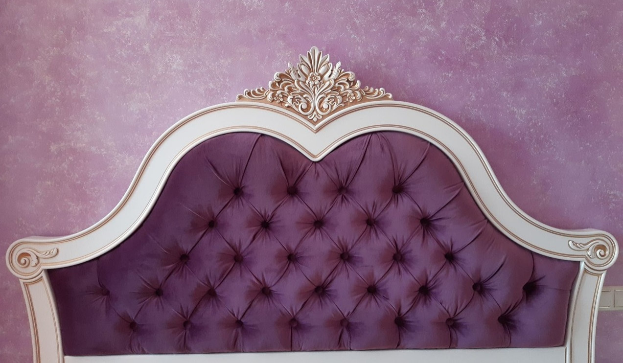 Изголовье кровати: массив и велюр