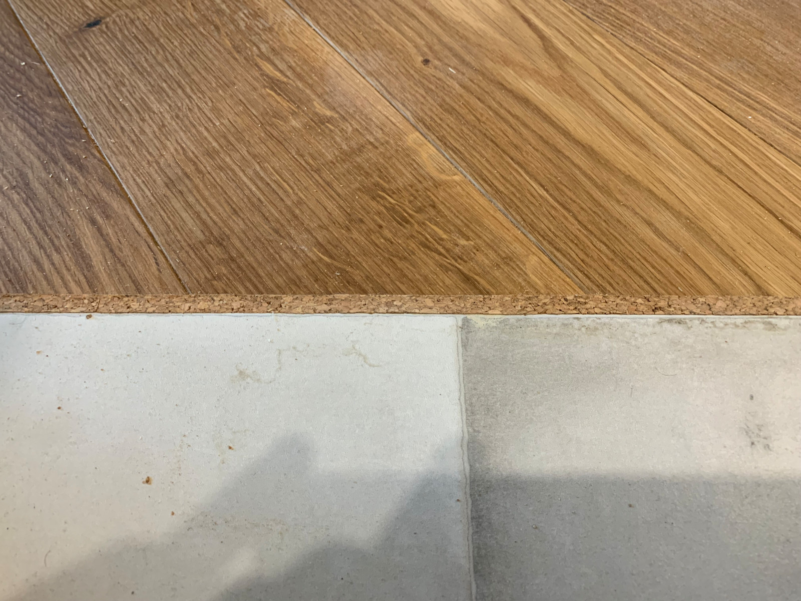 Стык плитки и ламината