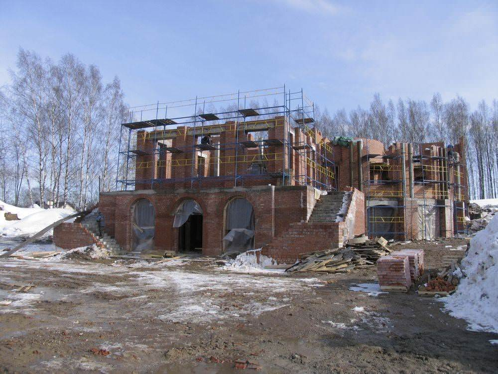 Частный дворцовый комплекс в поселке Кирполье