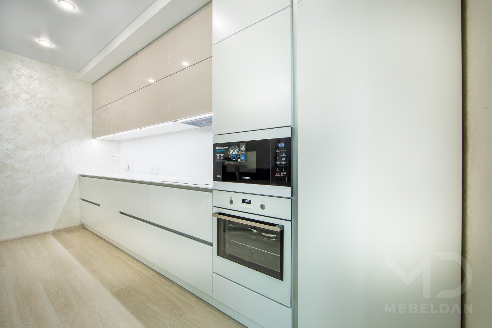 Прямая кухня , длина 4.2м