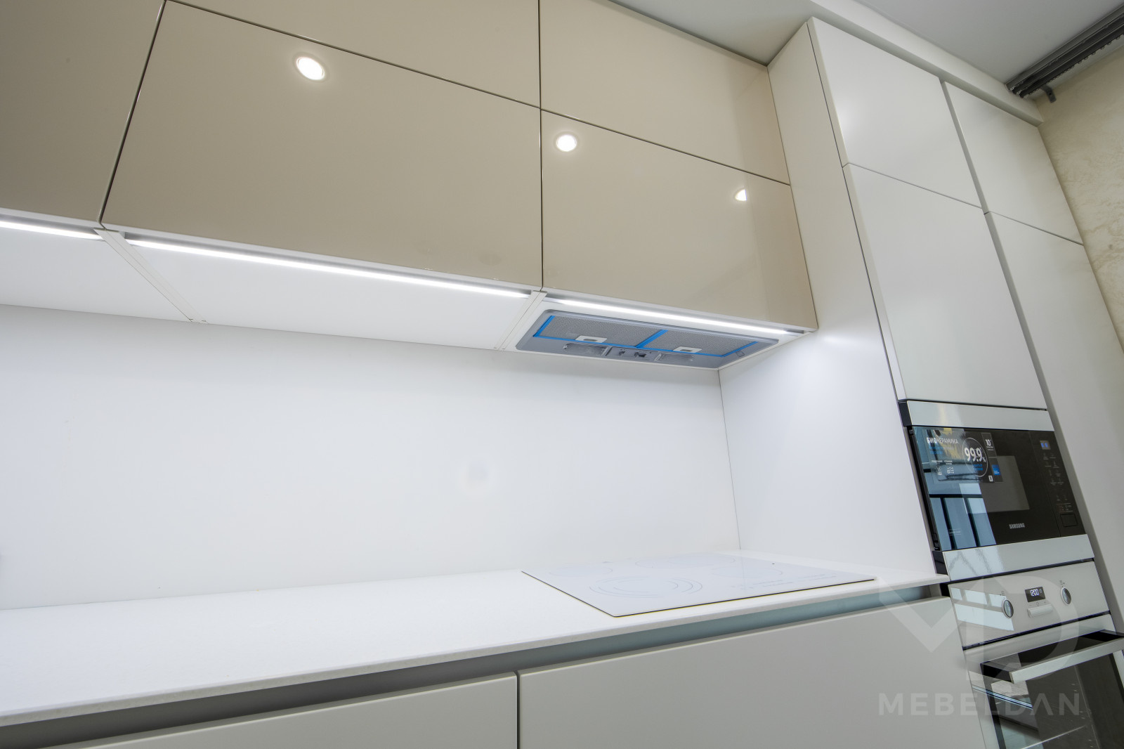 Прямая кухня , длина 4.2м