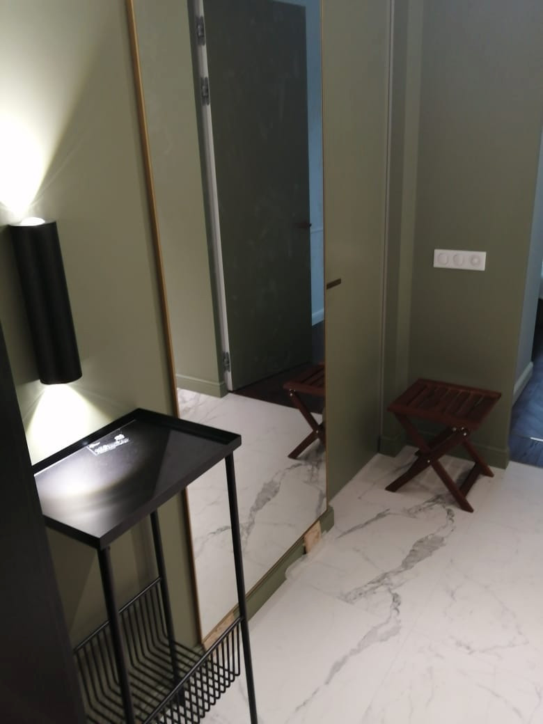 Зеркало в прихожую в латунной рамке