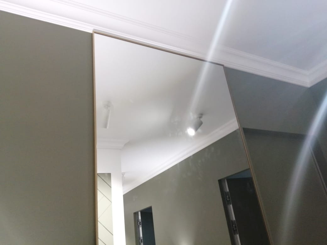 Зеркало в прихожую в латунной рамке