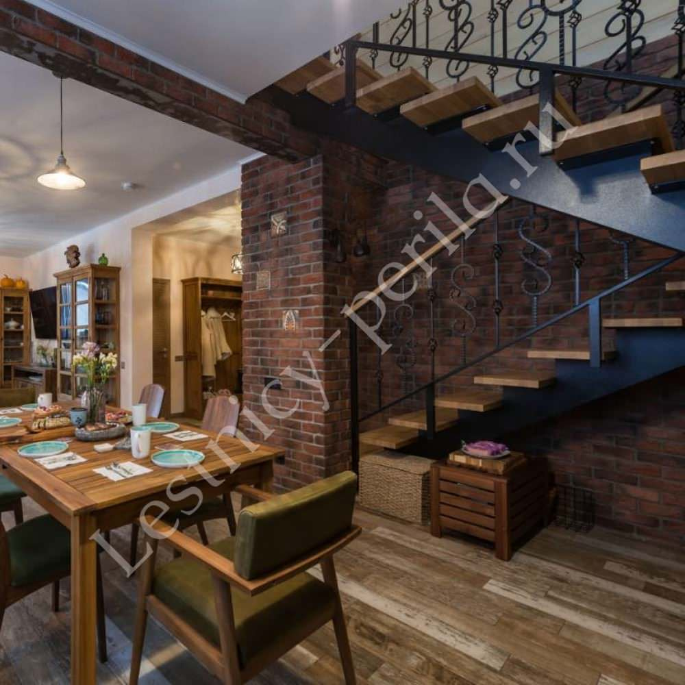 Лестница лофт с коваными перилами