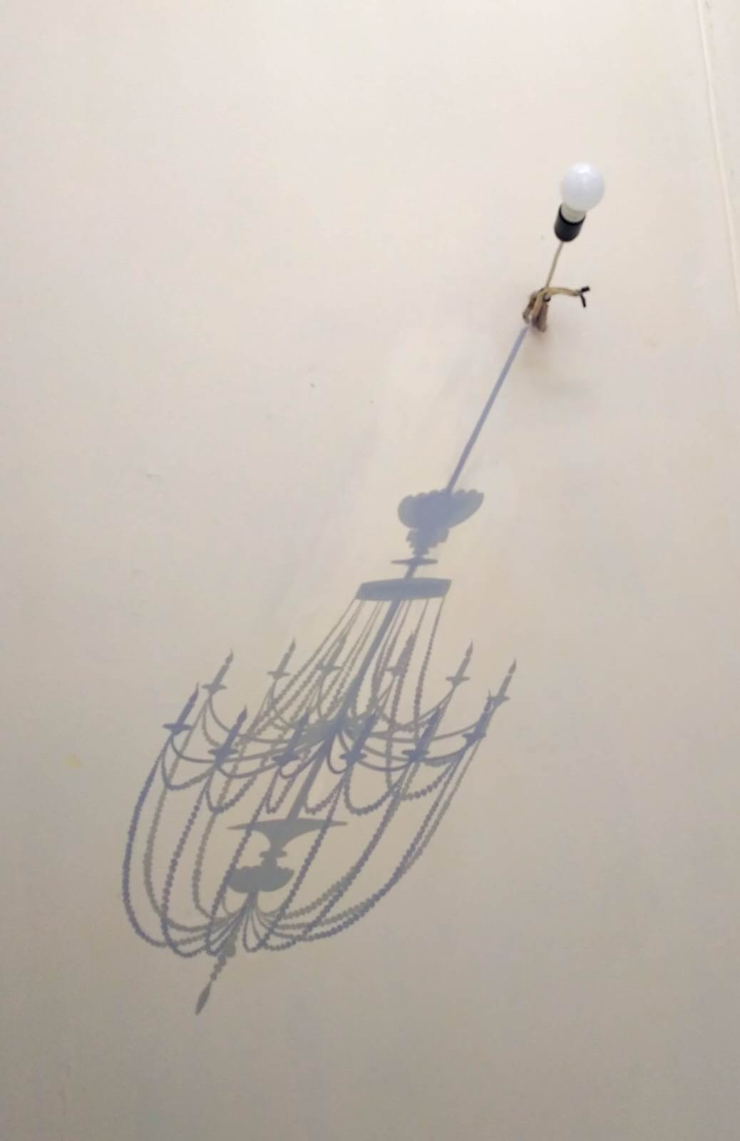 Тень на потолке.