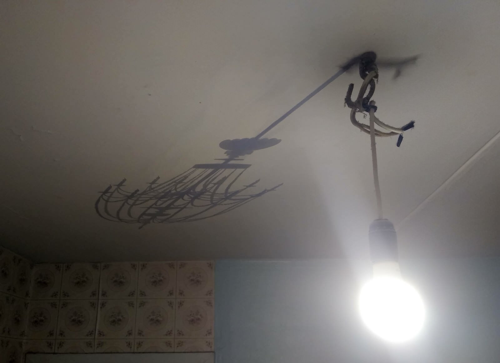 Тень на потолке.