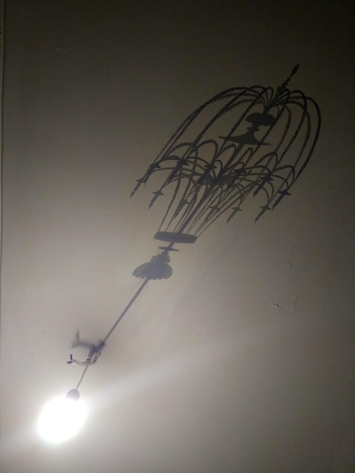 Тень на потолке.