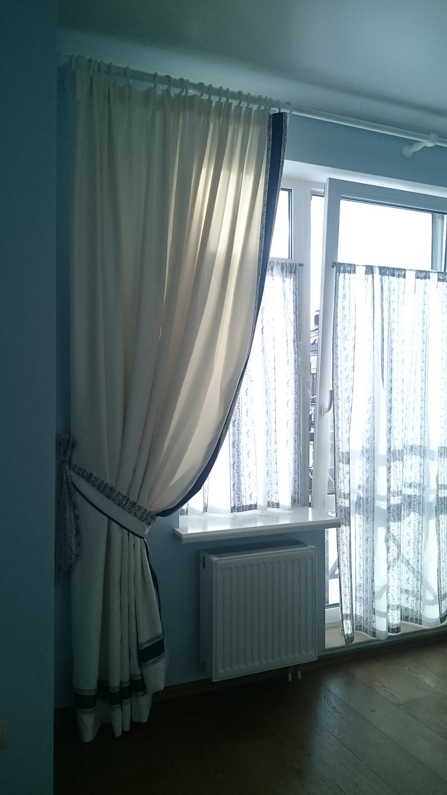 Портьеры и римские шторы в интерьере.