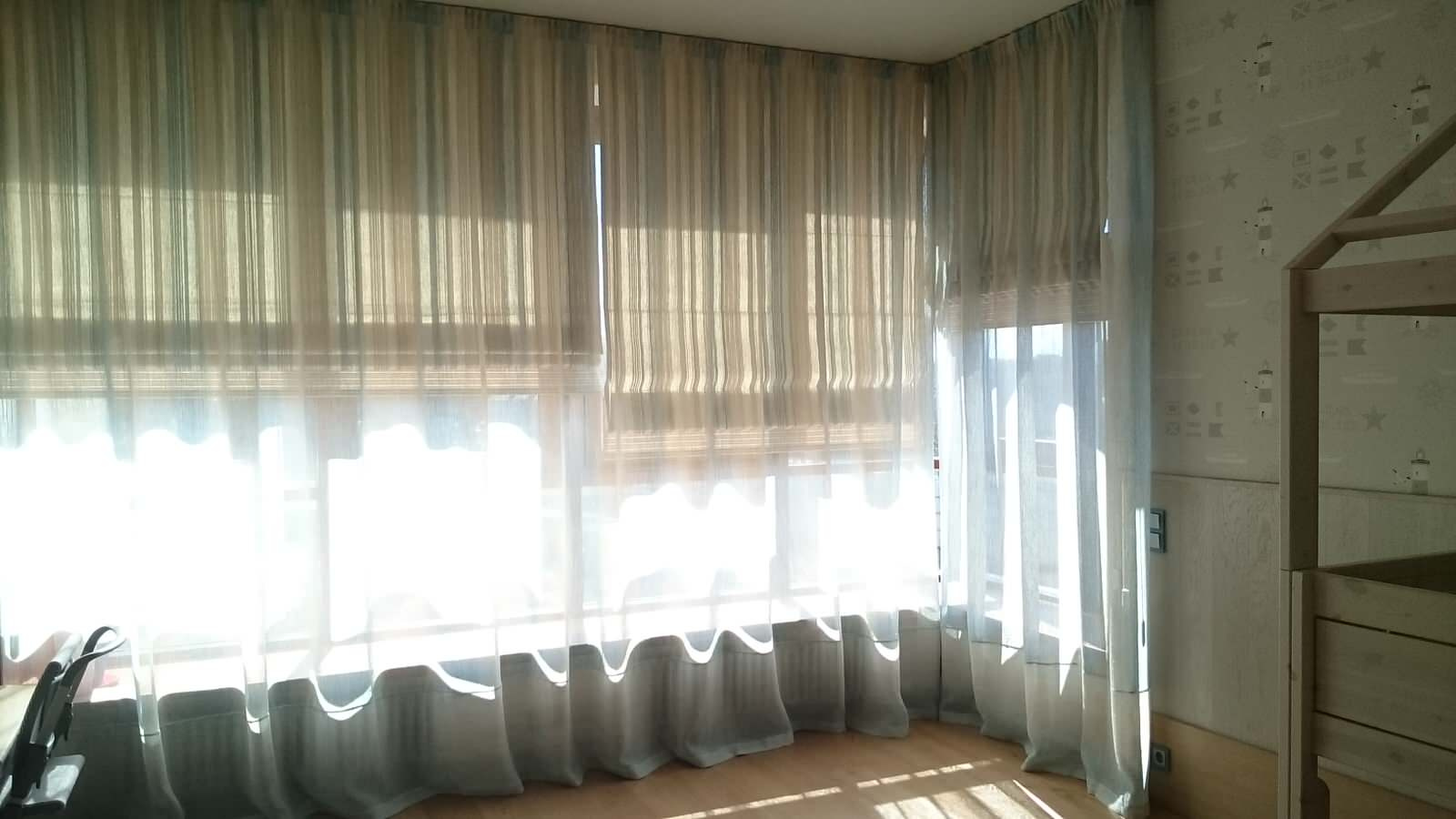 Портьеры и римские шторы в интерьере.