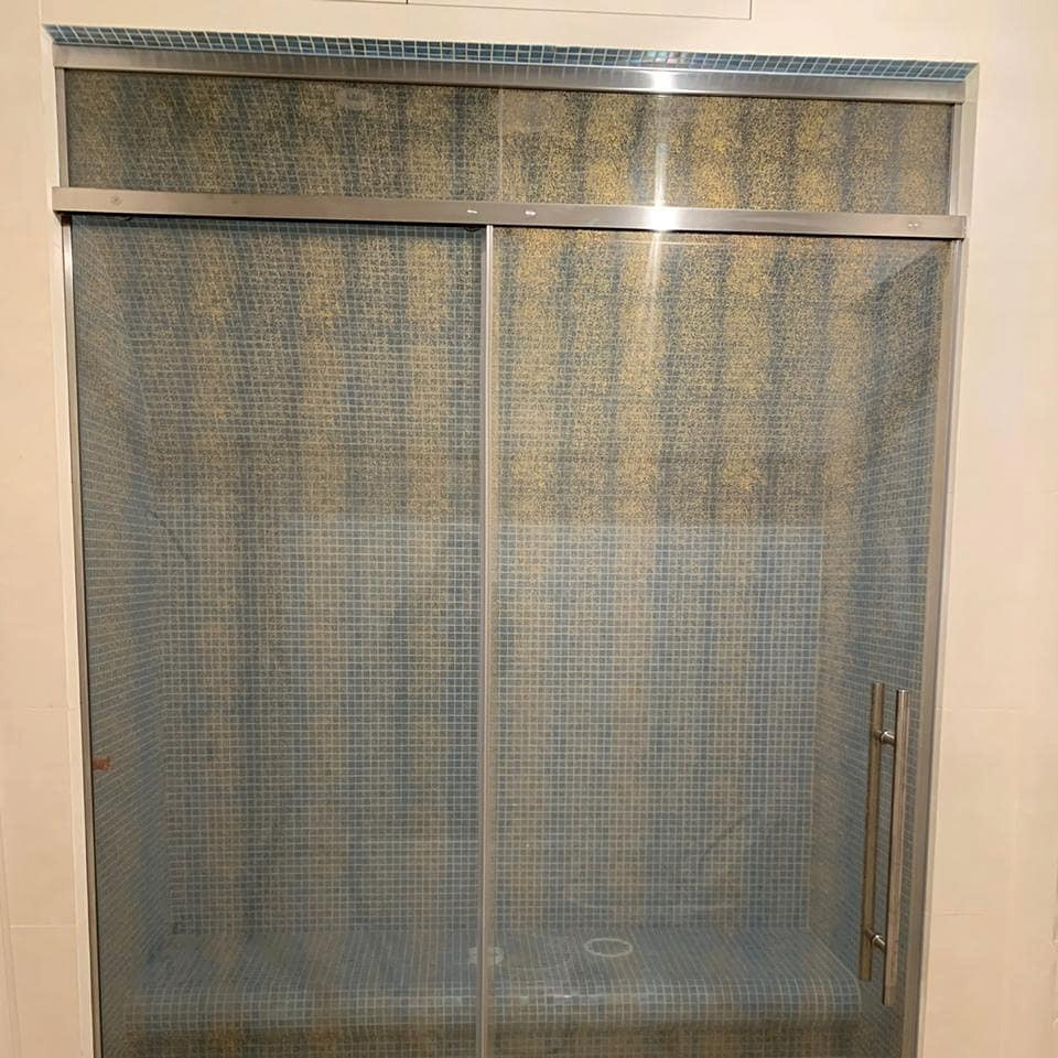 Перегородка в хамам с триплексом из ткани с рисунком "Шиншилла"
