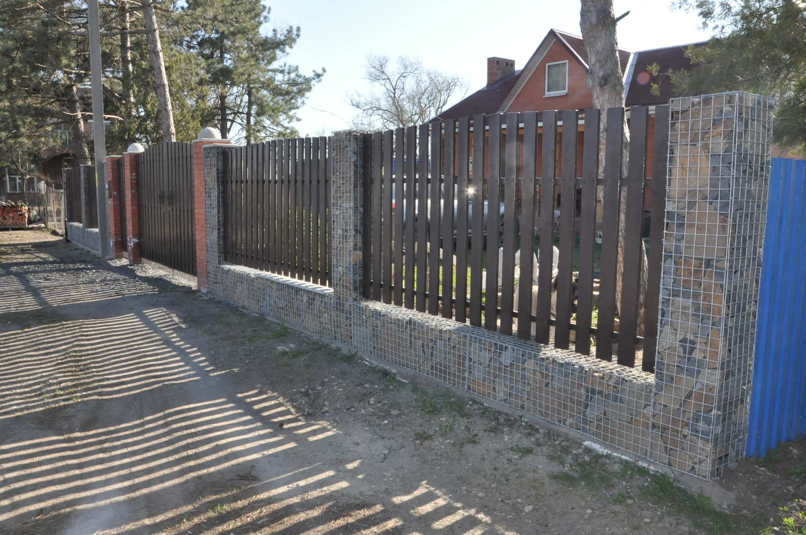 Забор из габионов с пролетами из деревянного штакетника