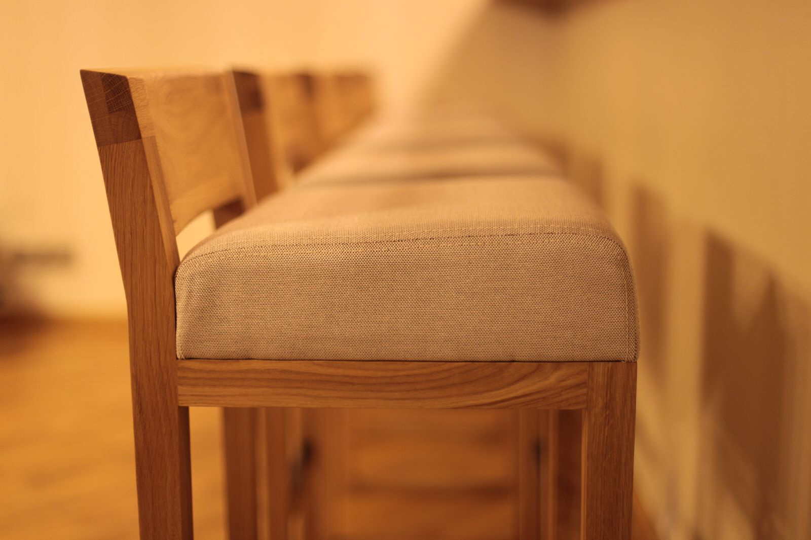 Барный стул из массива дуба