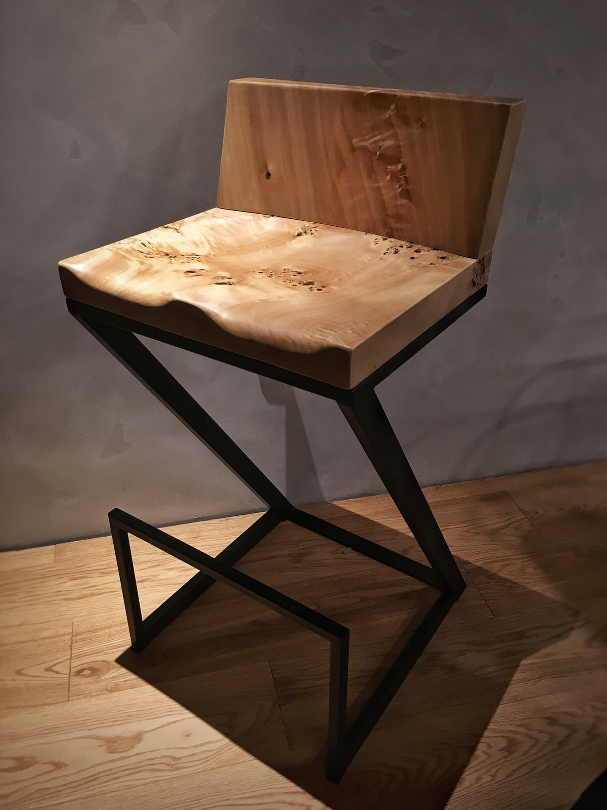 Барный стул из массива горного тополя