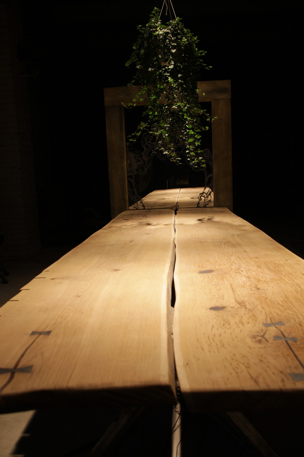 Наш красавец из дуба ,служит не первый год на производстве