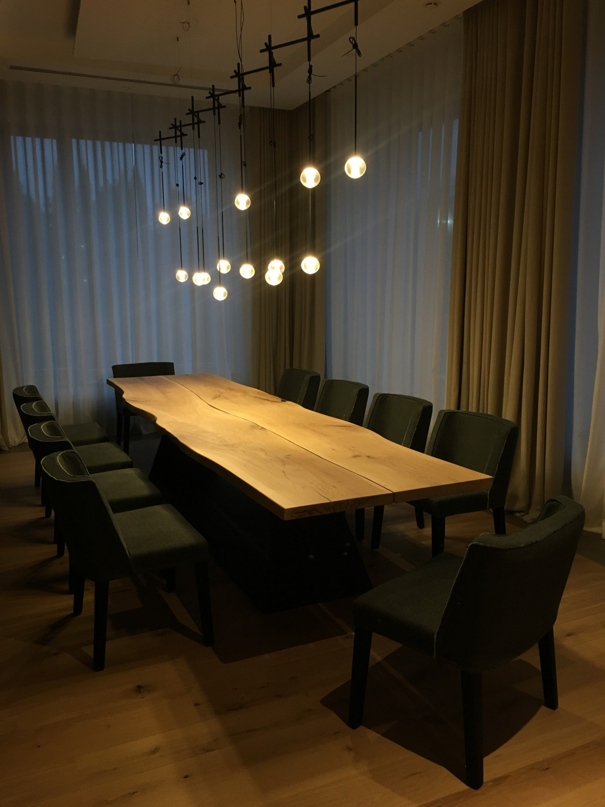 4-х метровый дубовый стол ,основание листовой металл толщиной 10мм покрытый поро