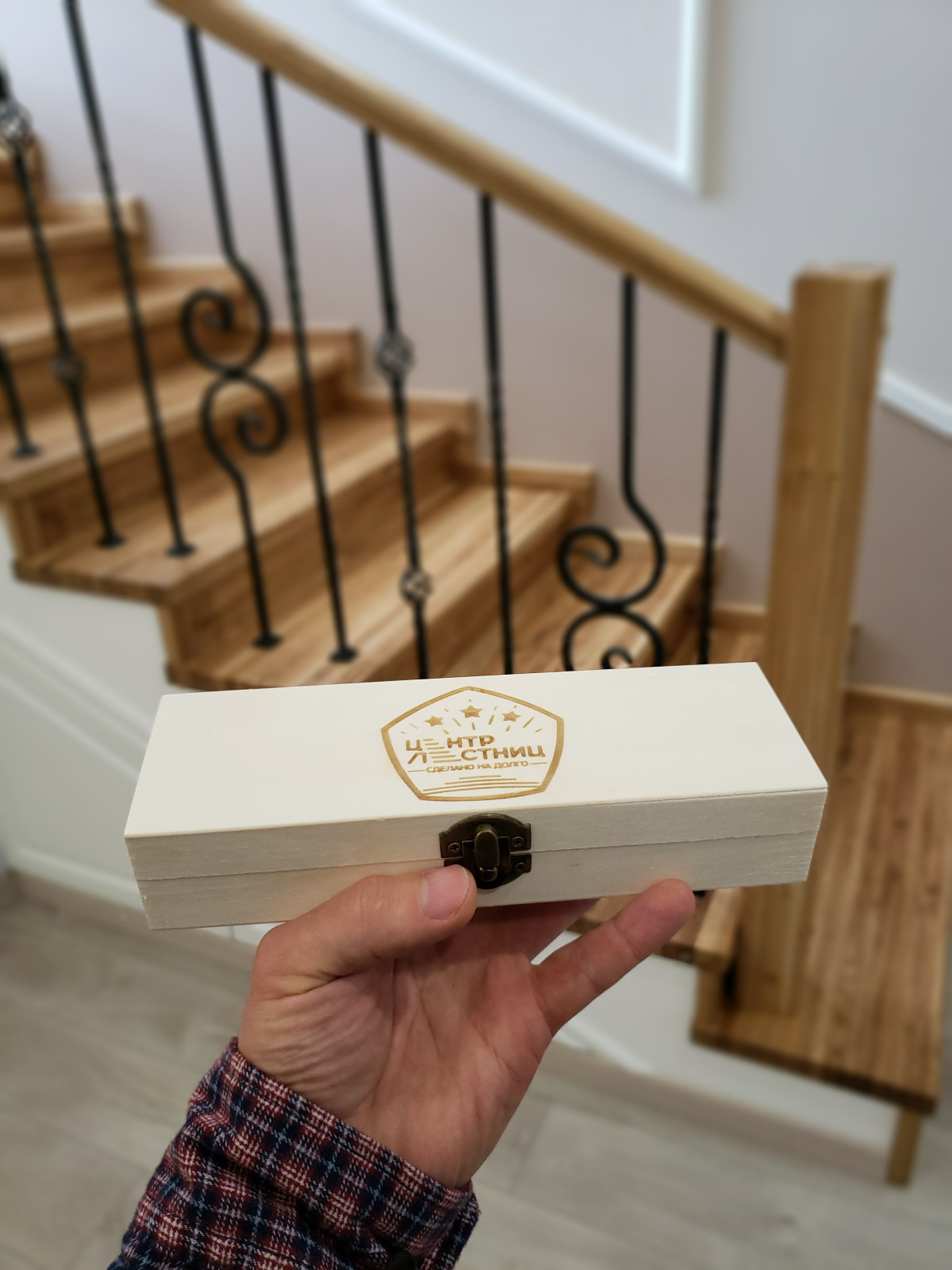 Лестница из дуба с коваными ограждениями