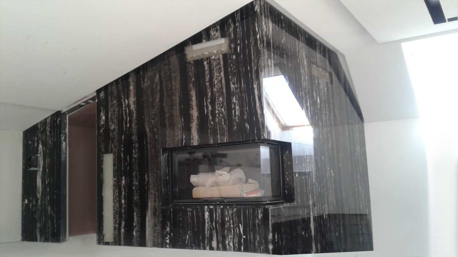 Облицовка стены мрамором.