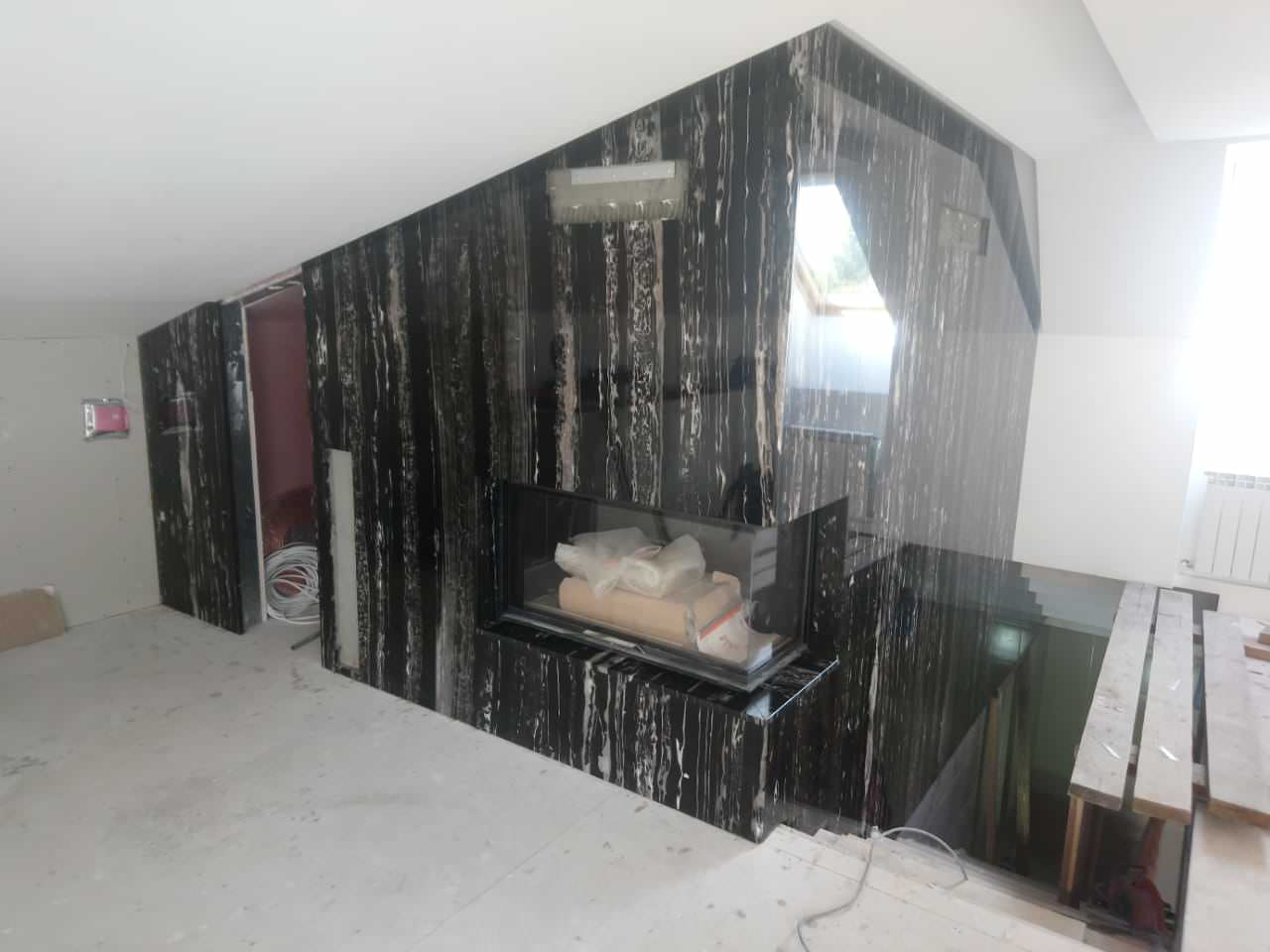 Облицовка стены мрамором.