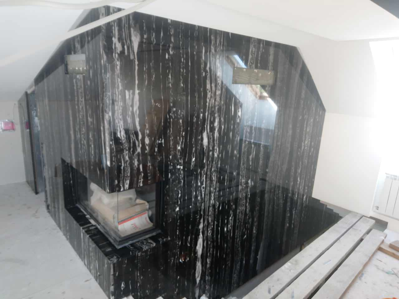 Облицовка стены мрамором.