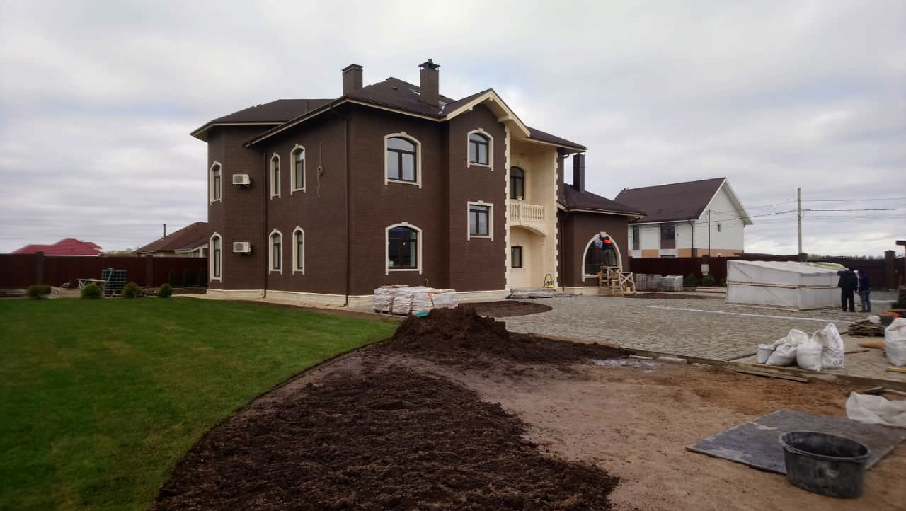 Облицовка окон и замковые камни из мрамора.