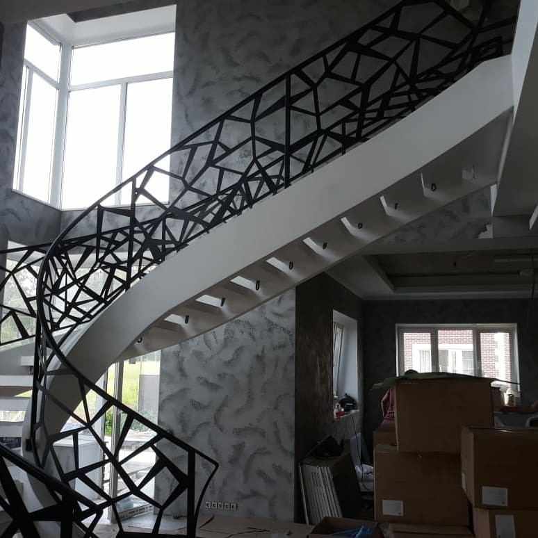 Металлическое ограждение на бетонной лестнице