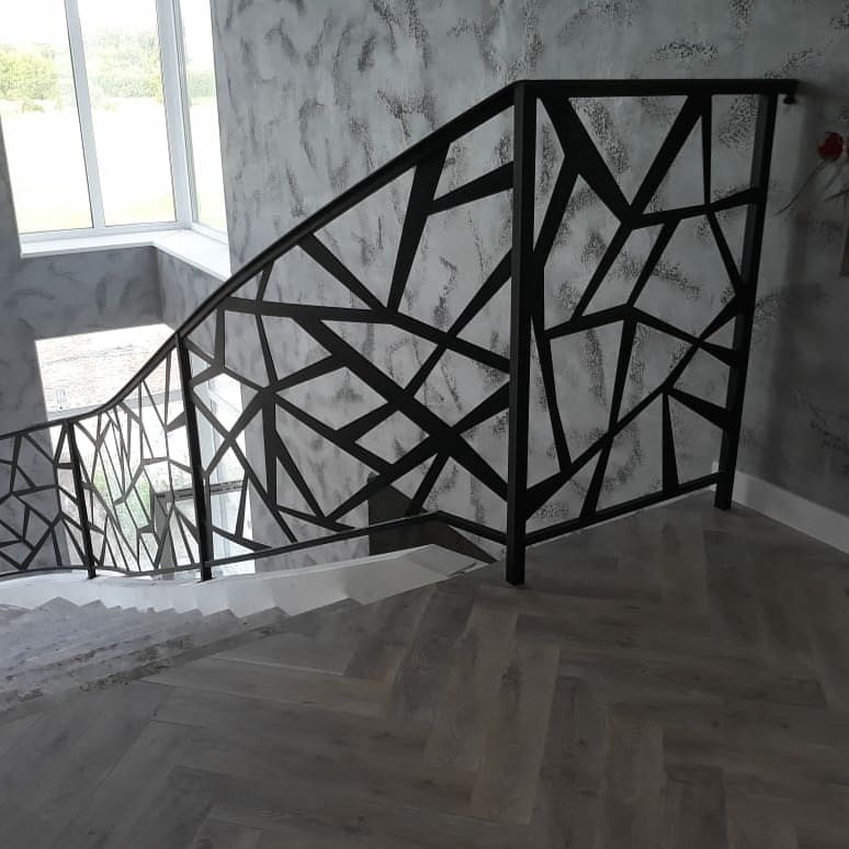 Металлическое ограждение на бетонной лестнице