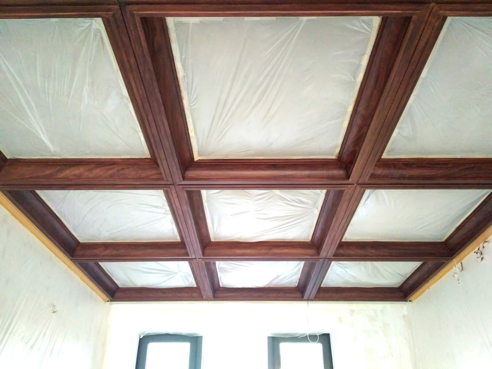 Разделка под орех гипсовых кессонов на потолке.