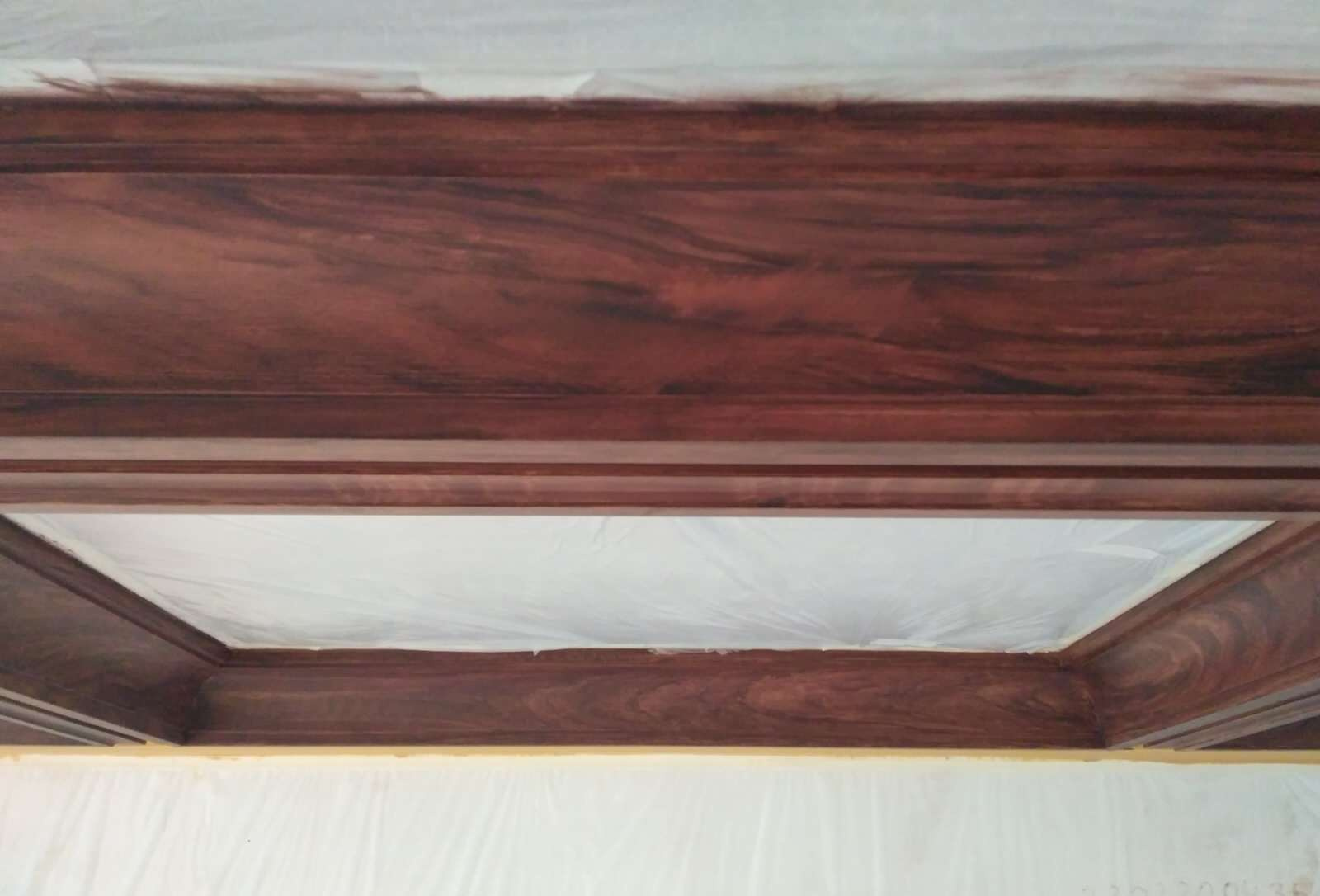 Разделка под орех гипсовых кессонов на потолке.