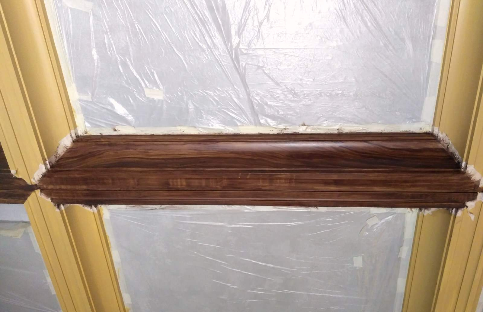 Разделка под орех гипсовых кессонов на потолке.