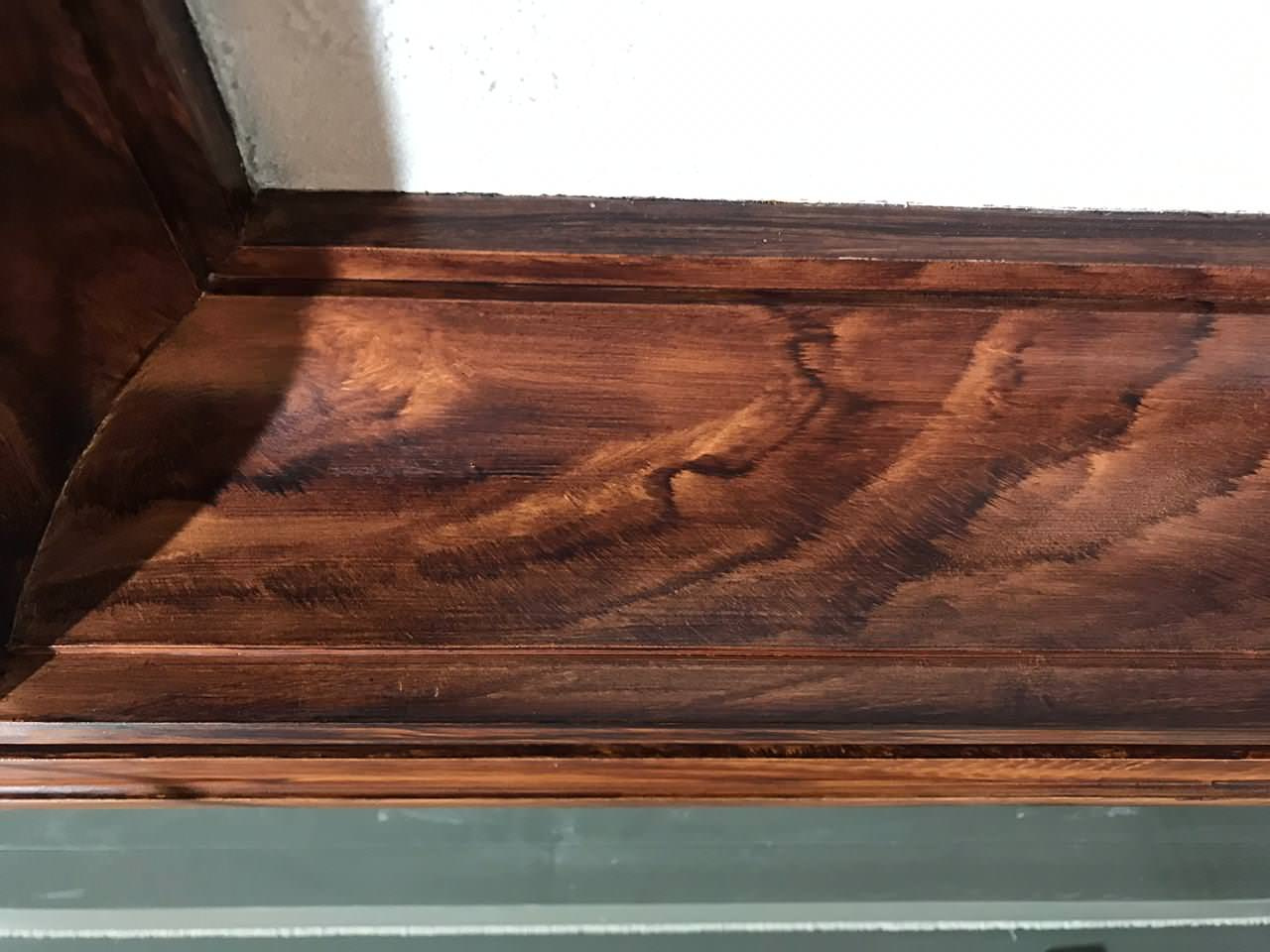 Разделка под орех гипсовых кессонов на потолке.