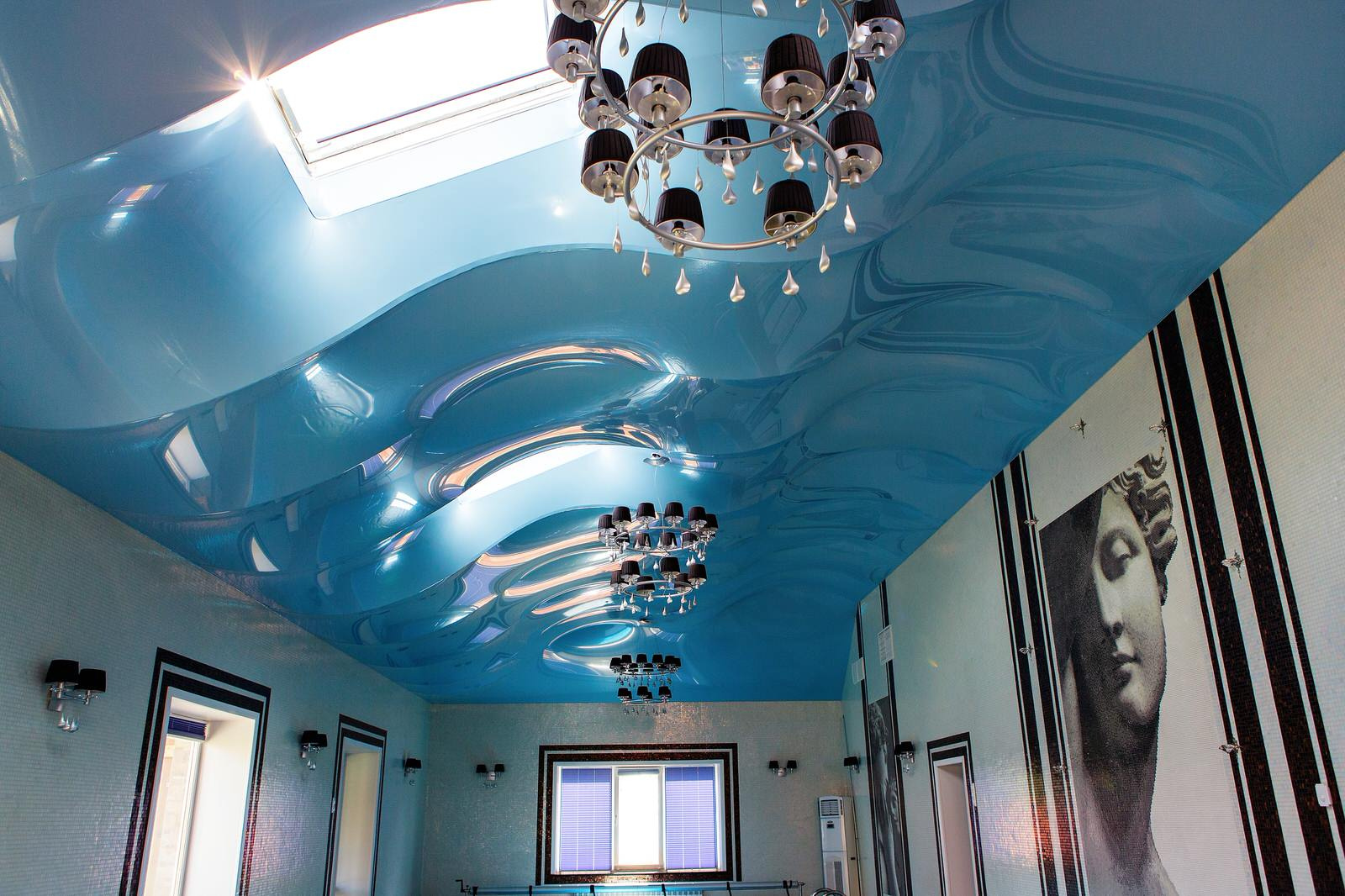 Потолок в бассейне