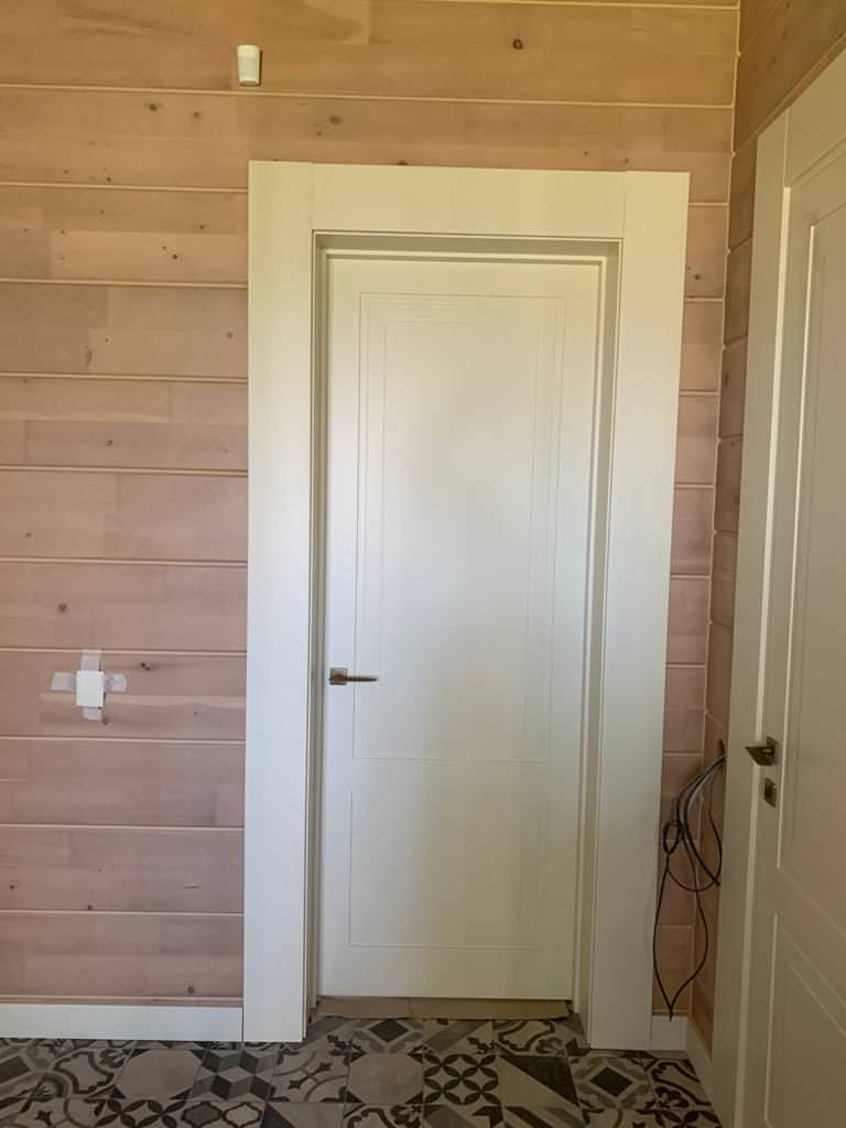 Двери Boston в частном интерьере с широким наличником