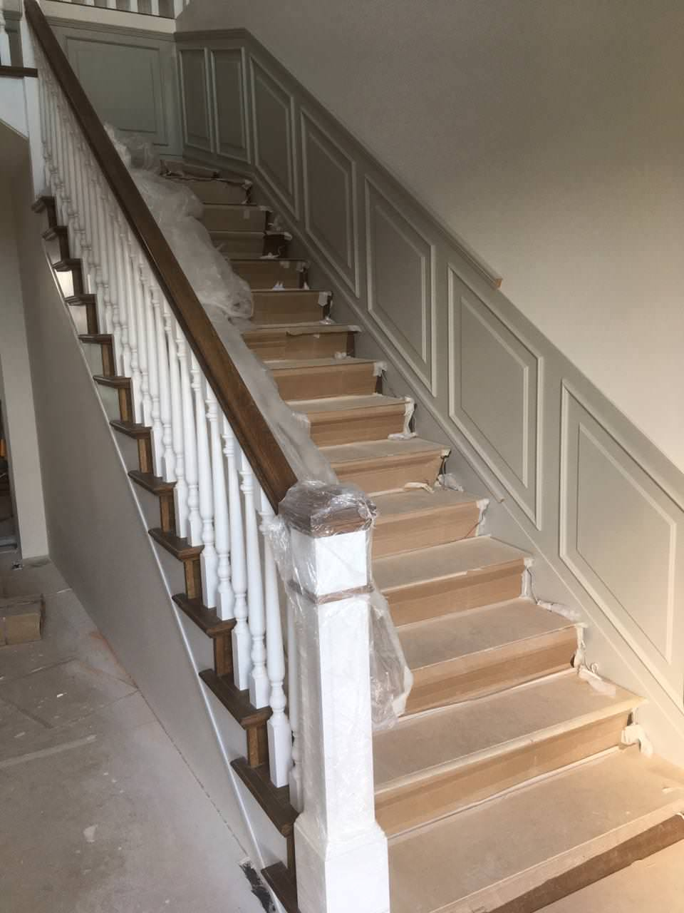 Лестница из массива дуба взагородный дом