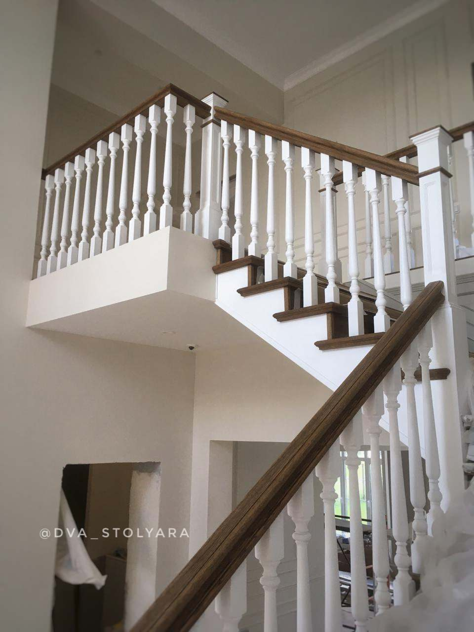 Лестница из массива дуба взагородный дом
