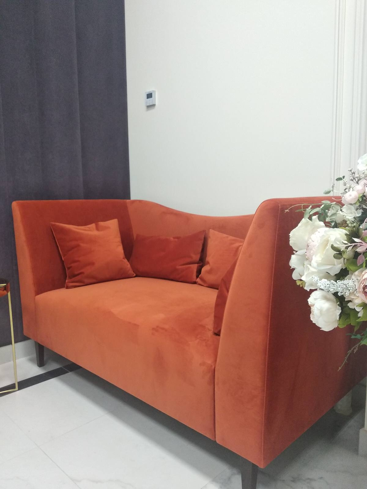 Яркий акцент. Диван для салона красоты