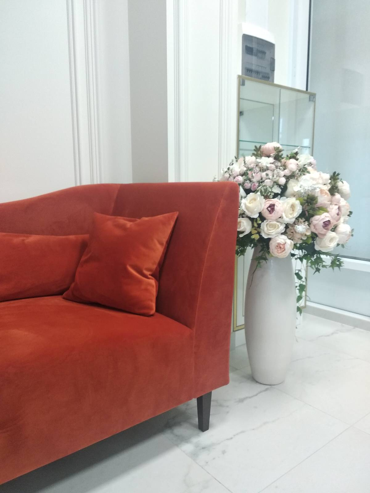 Яркий акцент. Диван для салона красоты