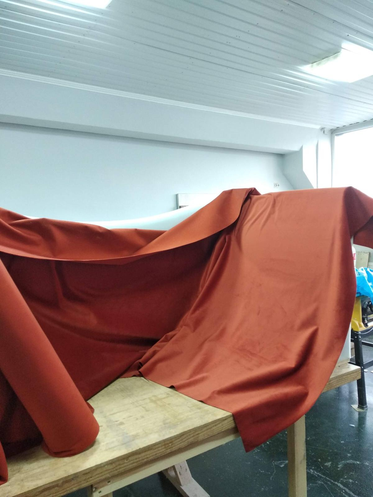 Обложка проекта: Яркий акцент. Диван для салона красоты