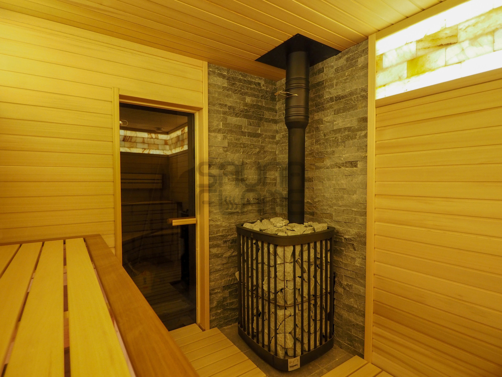 Сауна с соляным панно