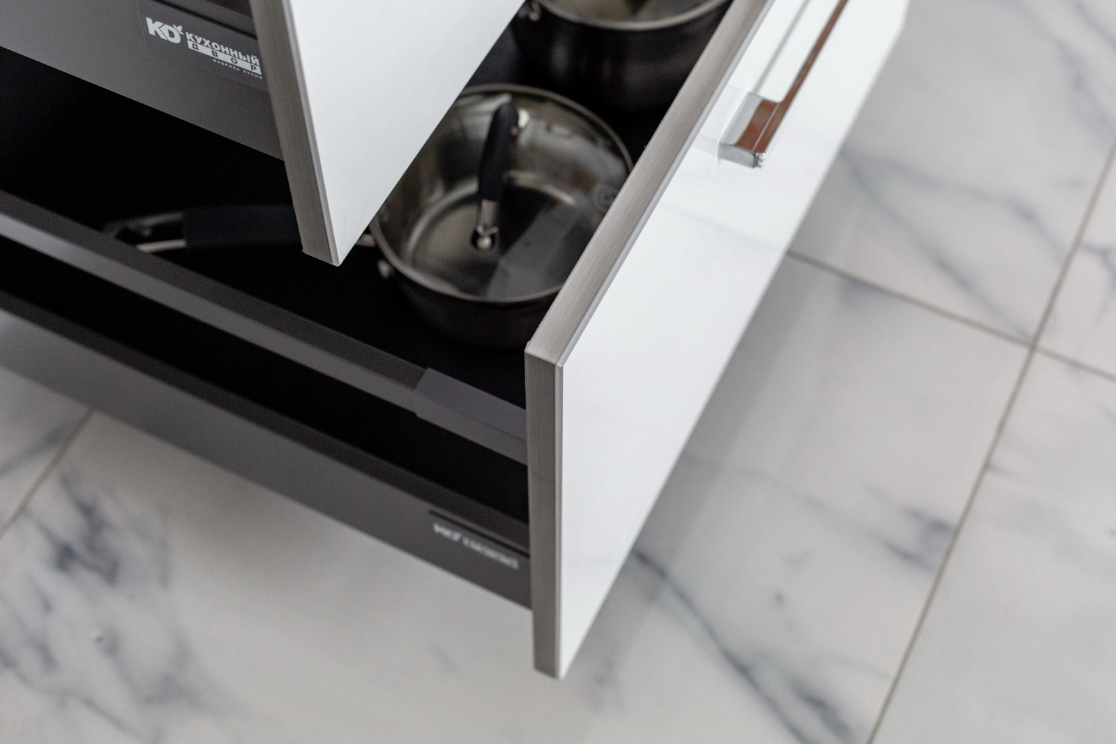 Белоснежная кухня фабрики "Кухонный двор"