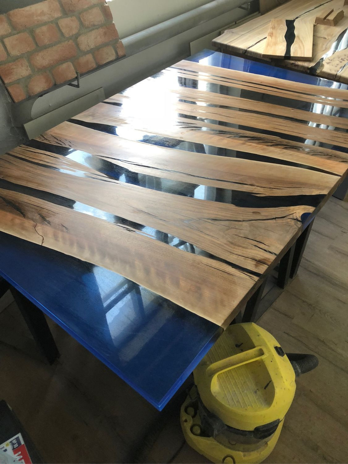 Стол с эпоксидной смолой