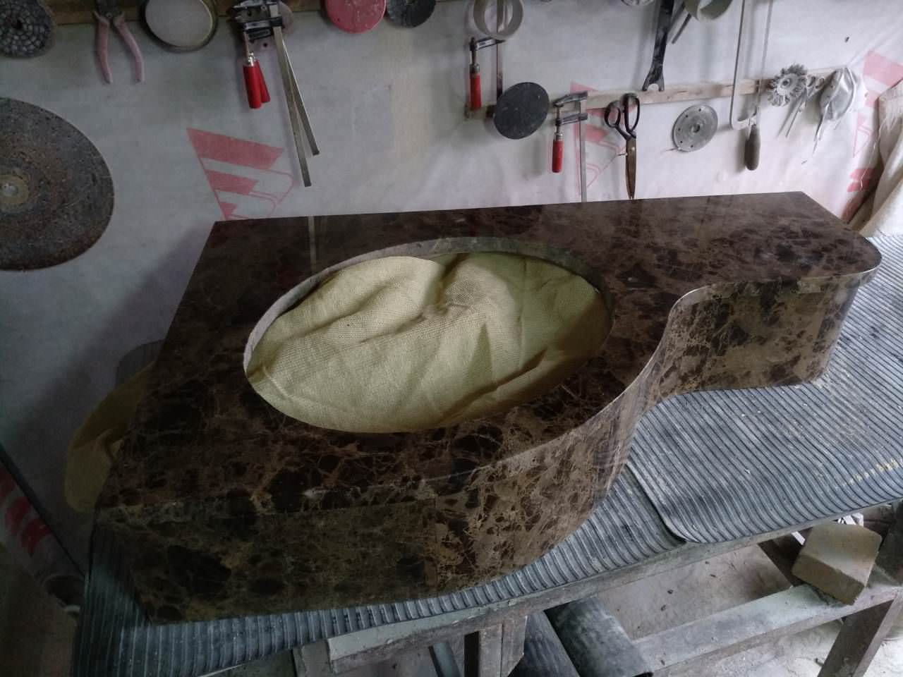 Столешница в ванной комнате из мрамора DARK EMPERADOR с радиусной подклейкой