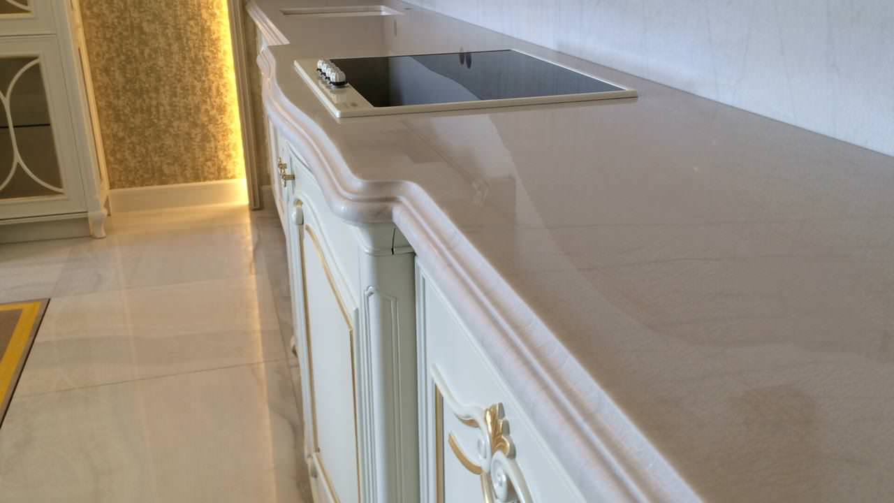 Столешница с подклейкой и фигурным фартуком из нат. кварцита Exclusive White