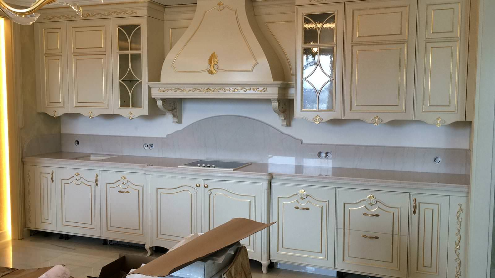 Столешница с подклейкой и фигурным фартуком из нат. кварцита Exclusive White