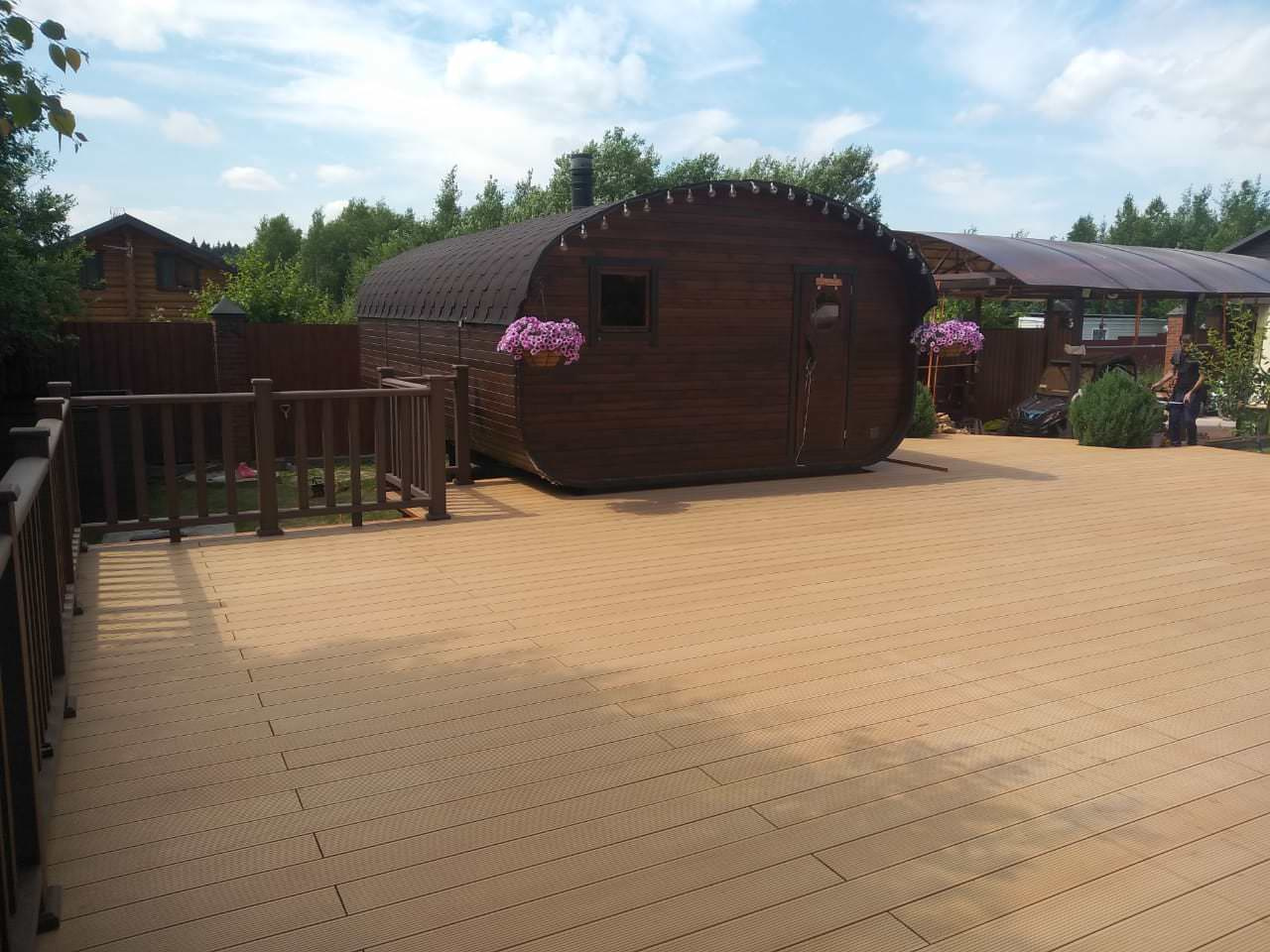 Террасная доска в лаунж-зоне у бассейна на объекте в ДНТ Бородино