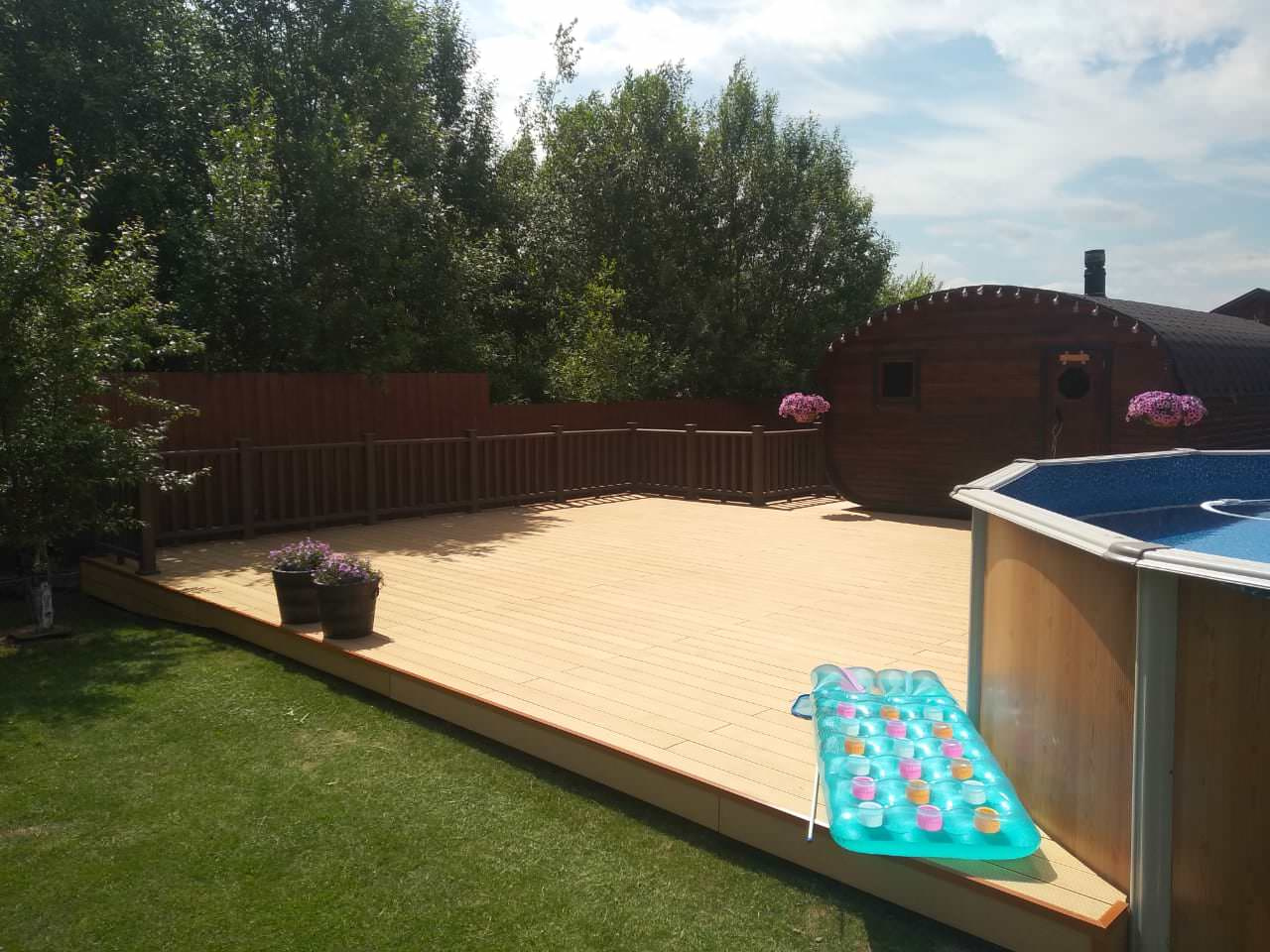 Террасная доска в лаунж-зоне у бассейна на объекте в ДНТ Бородино