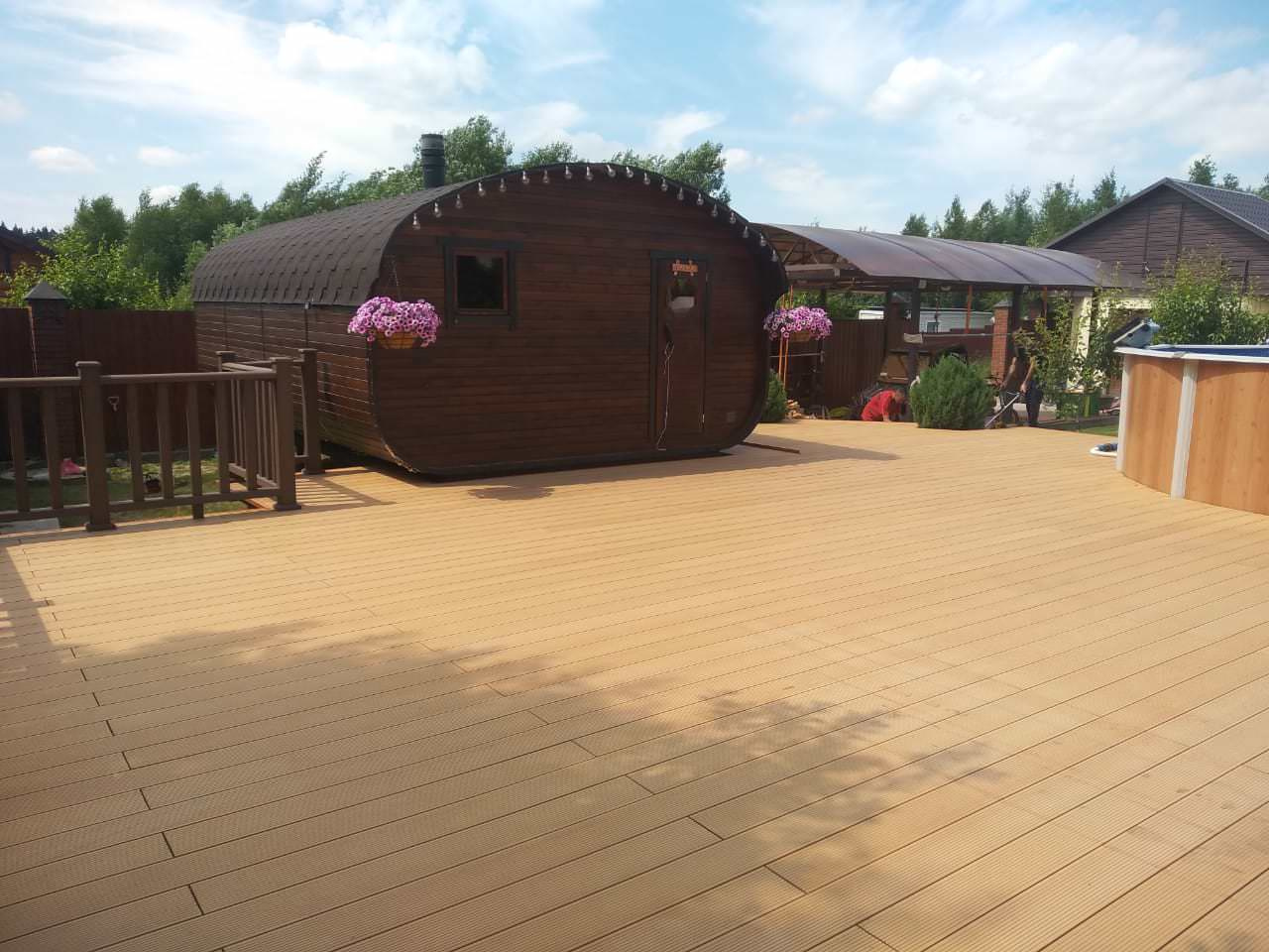 Террасная доска в лаунж-зоне у бассейна на объекте в ДНТ Бородино