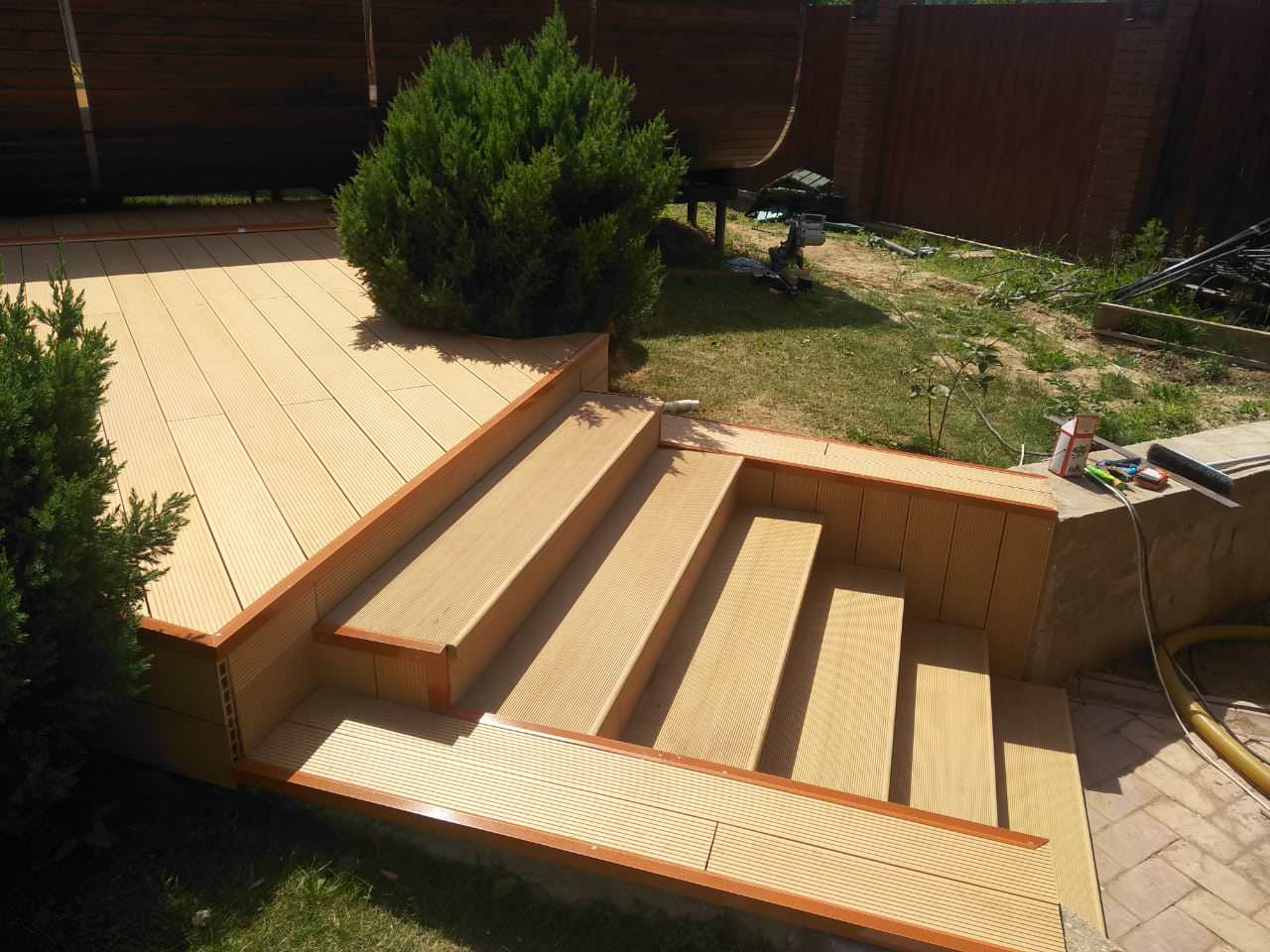 Террасная доска в лаунж-зоне у бассейна на объекте в ДНТ Бородино