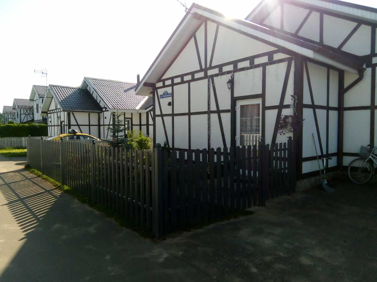 Установка забора из металлического штакетника.